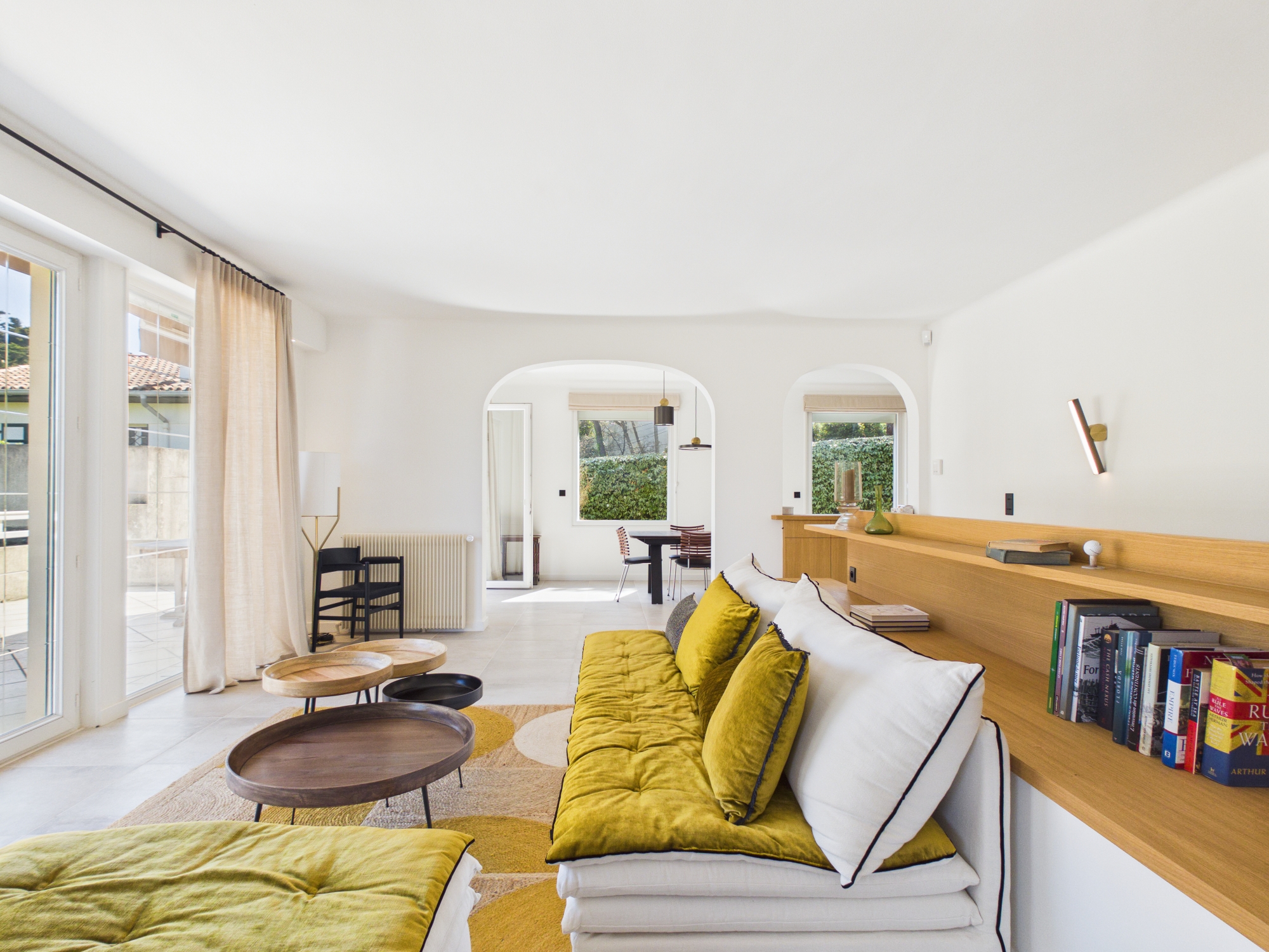 Salon lumineux d'un bien immobilier de prestige